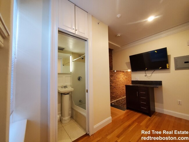 1616 Beacon St, Unit 5 in Brookline, MA - Building Photo - Building Photo