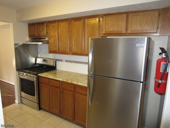 164 Vista Dr in Hanover, NJ - Building Photo - Building Photo