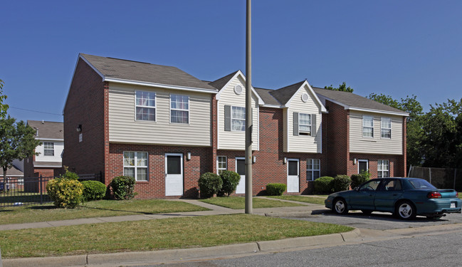 Lassiter Courts in Newport News, VA - Building Photo - Building Photo