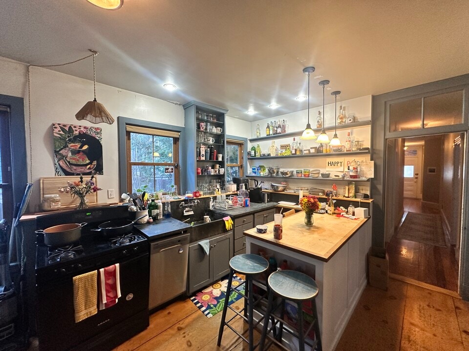 12 Oswald St, Unit 1 in Boston, MA - Foto de edificio