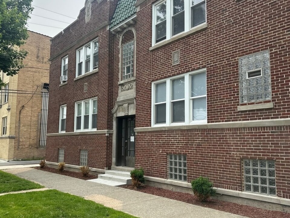 2418 N Kilbourn Ave in Chicago, IL - Building Photo