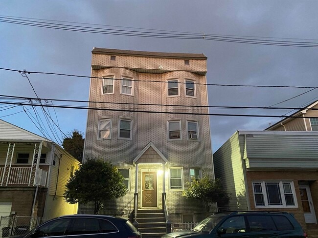 property at 19 W 14th St