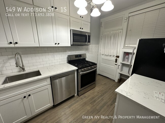 549 W Addison St in Chicago, IL - Building Photo - Building Photo