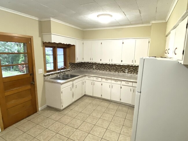 property at 611 Crown Ave