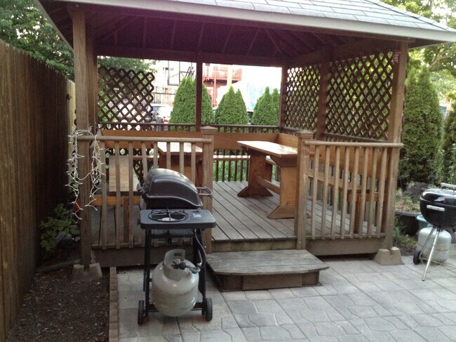 1833 N Sawyer Ave, Unit 2 in Chicago, IL - Building Photo - Building Photo