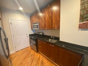 2241 W Morse Ave, Unit 2 in Chicago, IL - Foto de edificio - Building Photo