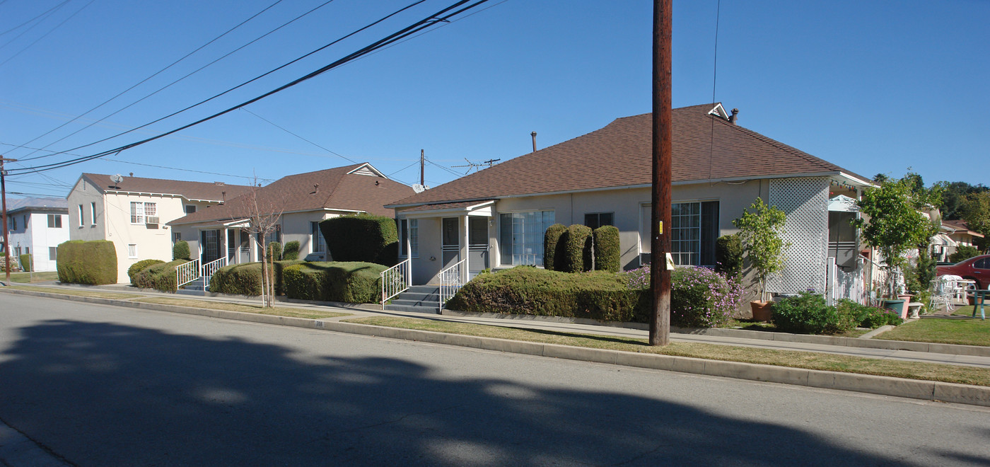 305 E College St in Covina, CA - Building Photo