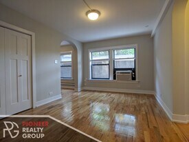 556 W Arlington Pl, Unit 106 in Chicago, IL - Building Photo