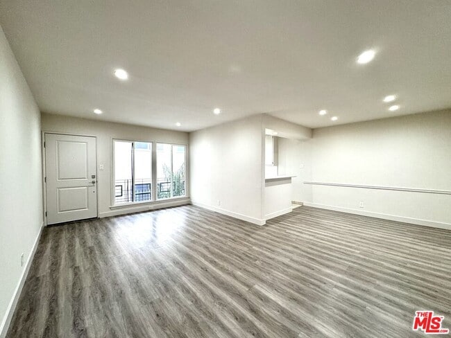 854 S Sherbourne Dr in Los Angeles, CA - Foto de edificio - Building Photo