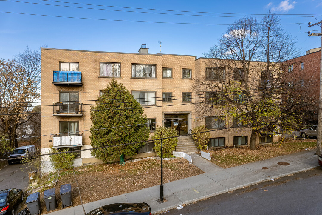 4985 De La Côte-Saint-Luc Ch in Montréal, QC - Building Photo