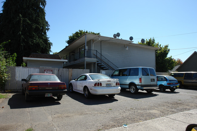 Grant Apartments in Salem, OR - Building Photo - Building Photo