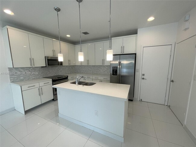 2621 NE 212th Terrace in Miami, FL - Building Photo - Building Photo