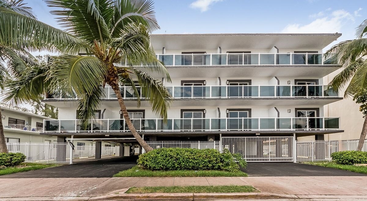 Biarritz Apartments in Miami Beach, FL - Building Photo