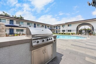 The Lincoln on Grand in Anaheim, CA - Foto de edificio - Building Photo