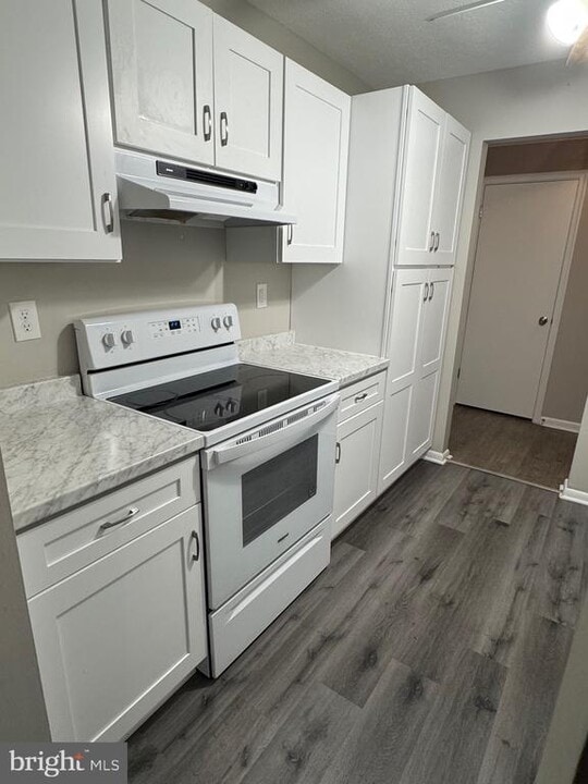 8 Russell Ave in Gaithersburg, MD - Building Photo