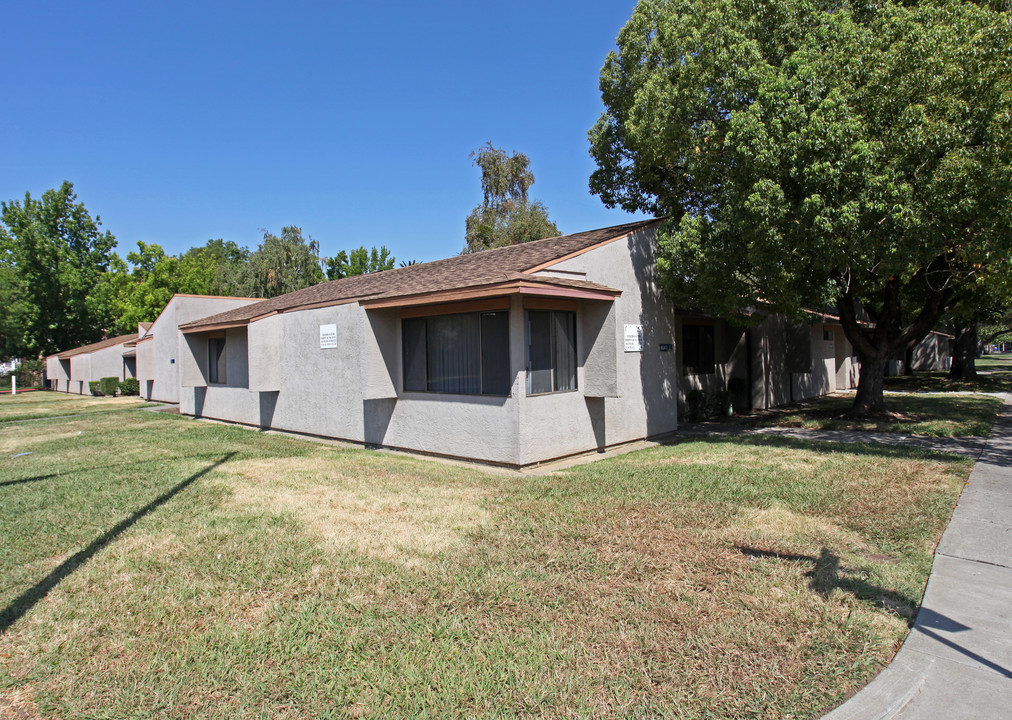 Oak Park in Sacramento, CA - Building Photo