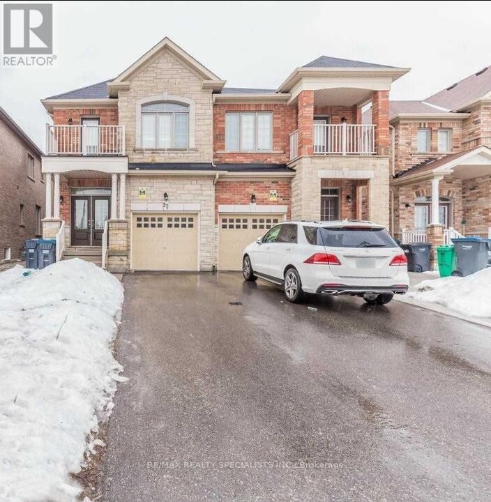 27 Buchanan Cres in Brampton, ON - Building Photo