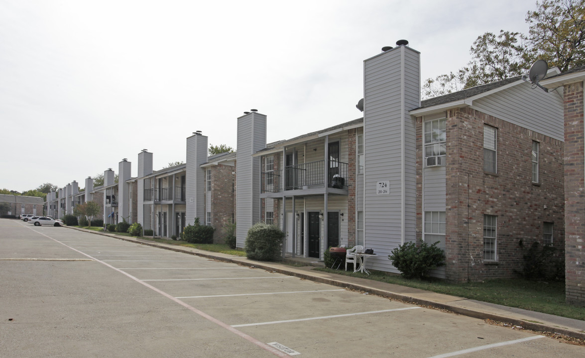 Greystoke Apartments in Arlington, TX - Building Photo