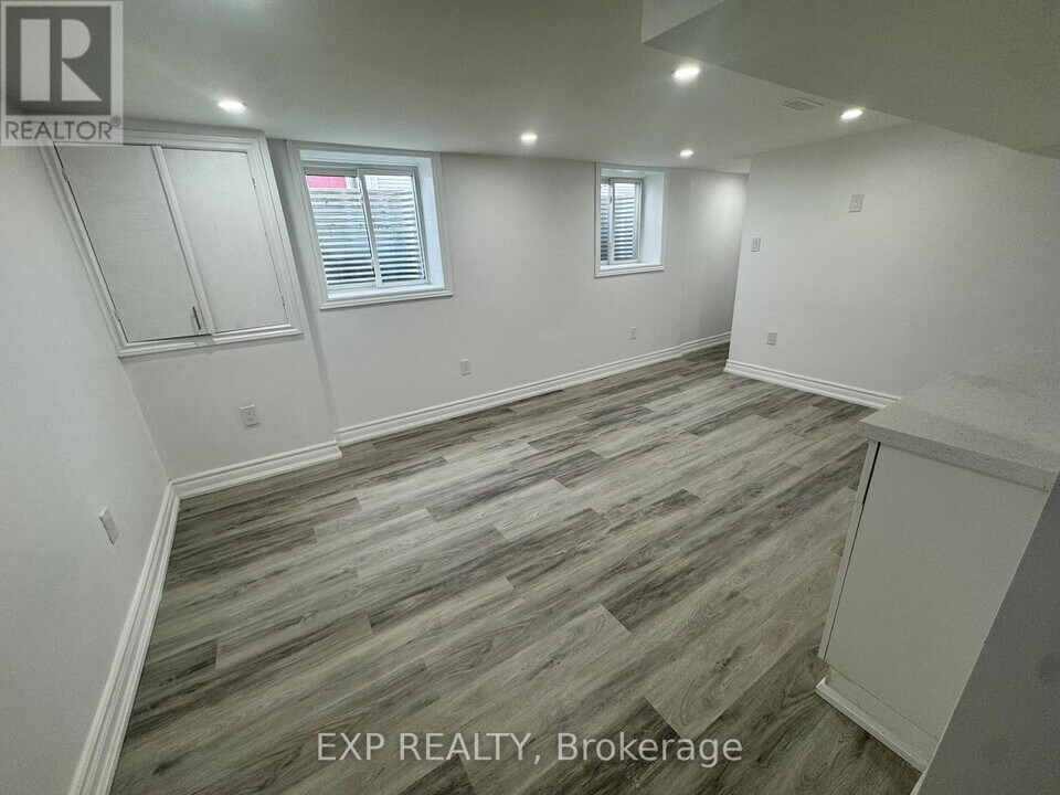 97 Central Park Blvd N in Oshawa, ON - Building Photo