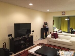 5302 Hana Rd in Edison, NJ - Building Photo - Building Photo
