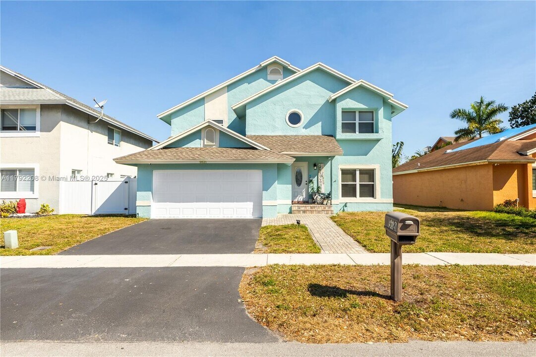 9621 SW 11th St in Pembroke Pines, FL - Building Photo