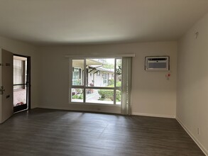 10871 Whipple St, Unit 10871 in Toluca Lake, CA - Building Photo - Building Photo