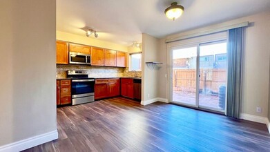 1272 S Crystal Way in Aurora, CO - Building Photo - Building Photo