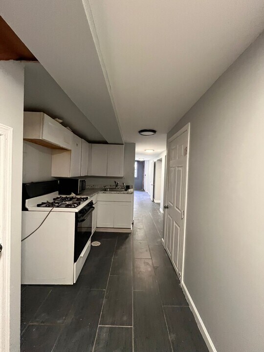 579 Liberty Ave, Unit BSMT in Jersey City, NJ - Building Photo