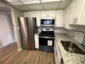 210 172nd St, Unit 234 in Sunny Isles Beach, FL - Foto de edificio - Building Photo