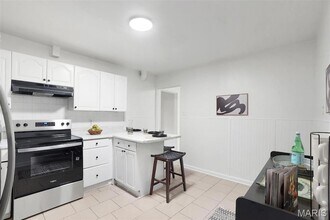 9845 Dennis Dr in St. Louis, MO - Foto de edificio - Building Photo