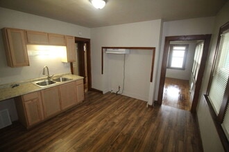 3215 W Auer Ave in Milwaukee, WI - Foto de edificio - Building Photo