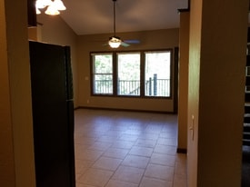 1920 Parkwild Dr in Council Bluffs, IA - Building Photo