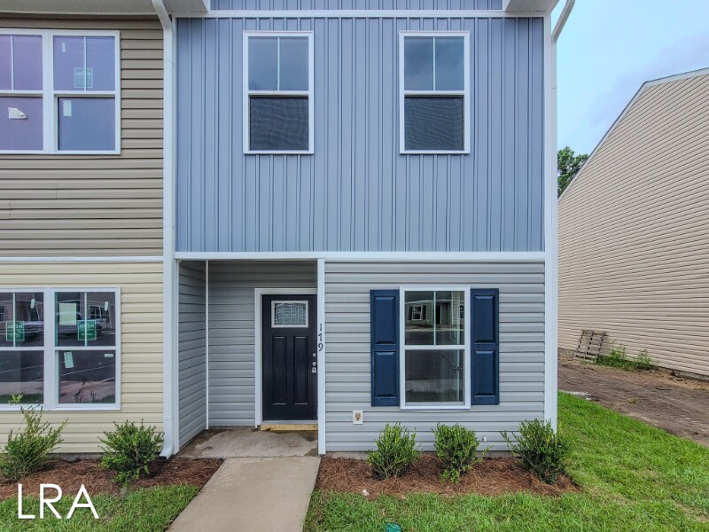 185 Buckhorn Ave in Holly Ridge, NC - Foto de edificio