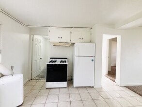 13413 Minuteman Dr in Draper, UT - Foto de edificio - Building Photo