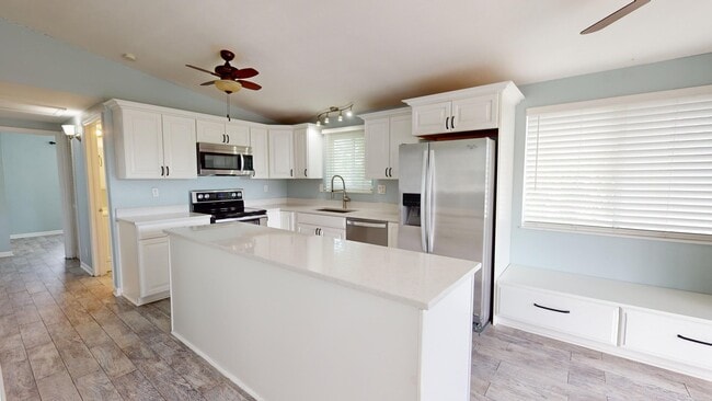 31163 Ave H in Big Pine Key, FL - Foto de edificio - Building Photo