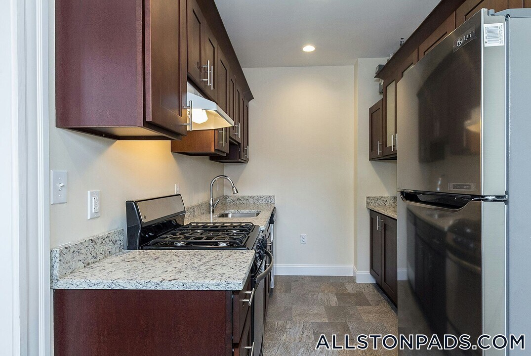 33 Walbridge St in Boston, MA - Building Photo