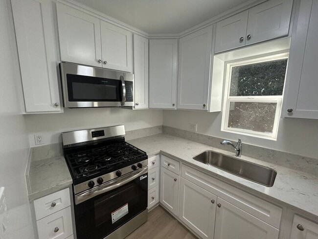 2227 1/2-2232 Mira Vista Ave in Montrose, CA - Building Photo - Building Photo