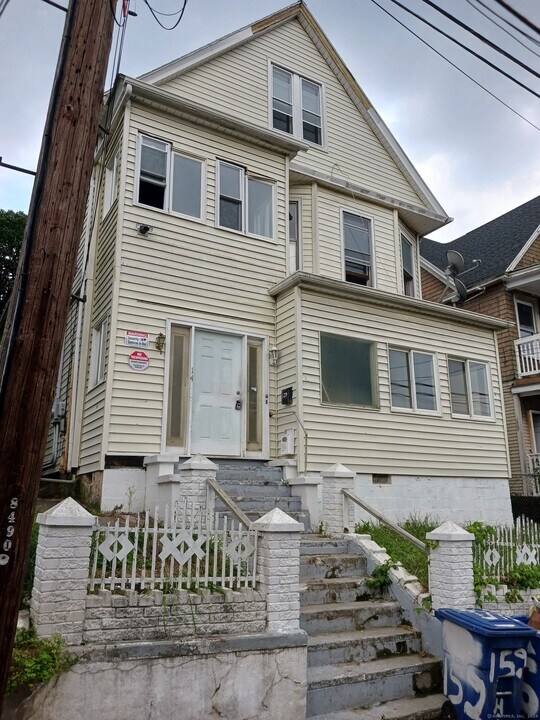 146 Chestnut Ave, Unit 1 in Waterbury, CT - Building Photo