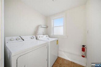 75 Lakeview Terrace in Oakland, NJ - Foto de edificio - Building Photo