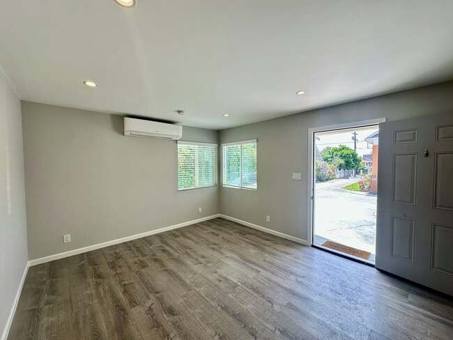 1591 1/2 W 35th Pl in Los Angeles, CA - Building Photo - Building Photo
