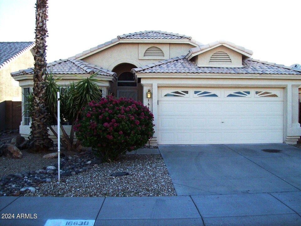 16630 North 22nd St in Phoenix, AZ - Foto de edificio