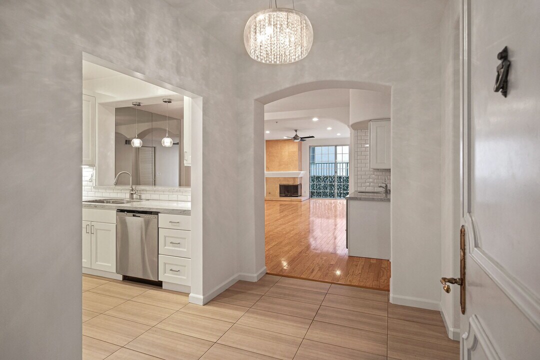 930 N Doheny Dr in West Hollywood, CA - Building Photo