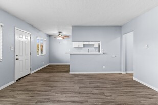 927 Daisy Ave in Long Beach, CA - Building Photo