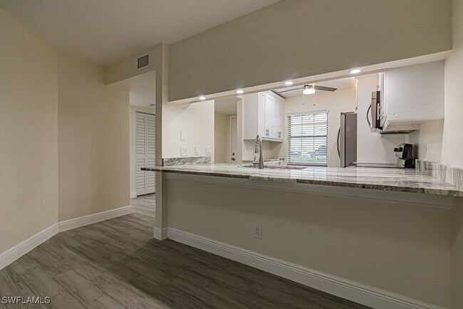 2566 Kings Lake Blvd in Naples, FL - Building Photo - Building Photo