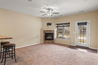 414 Churchill Dr in North Liberty, IA - Foto de edificio - Building Photo