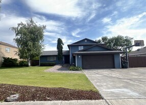 705 Edgewater Ln in Moses Lake, WA - Building Photo