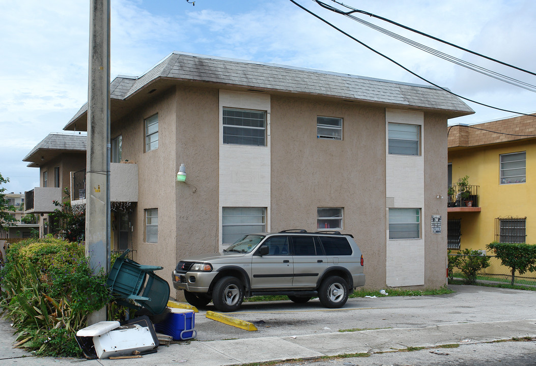 442 SW 9th St in Miami, FL - Building Photo