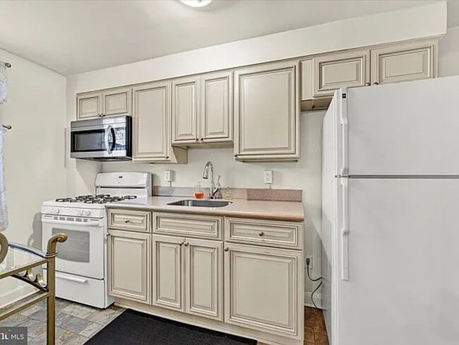 3240 Westmont Ave in Baltimore, MD - Building Photo - Building Photo