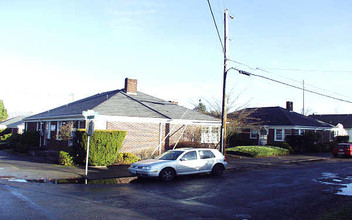 Alameda Court Apartments in Portland, OR - Building Photo - Building Photo