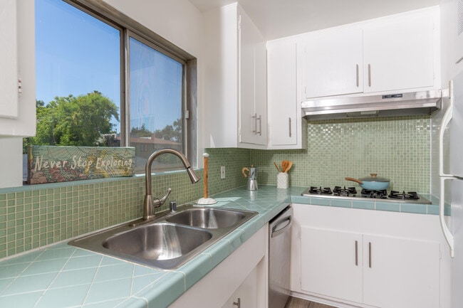 2849 Waverly Dr in Los Angeles, CA - Building Photo - Building Photo